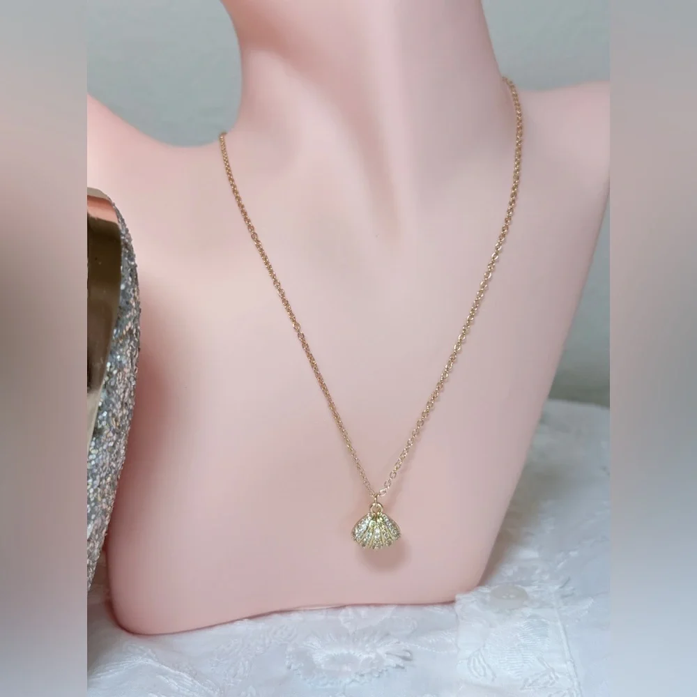 Elegant Gold Shell Pendant Necklace - Picture 8 of 10